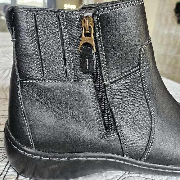 EUC Clarks Collection Cora Grace Leather Ankle Boot Zip Up Black 9.5 - Picture 6 of 12